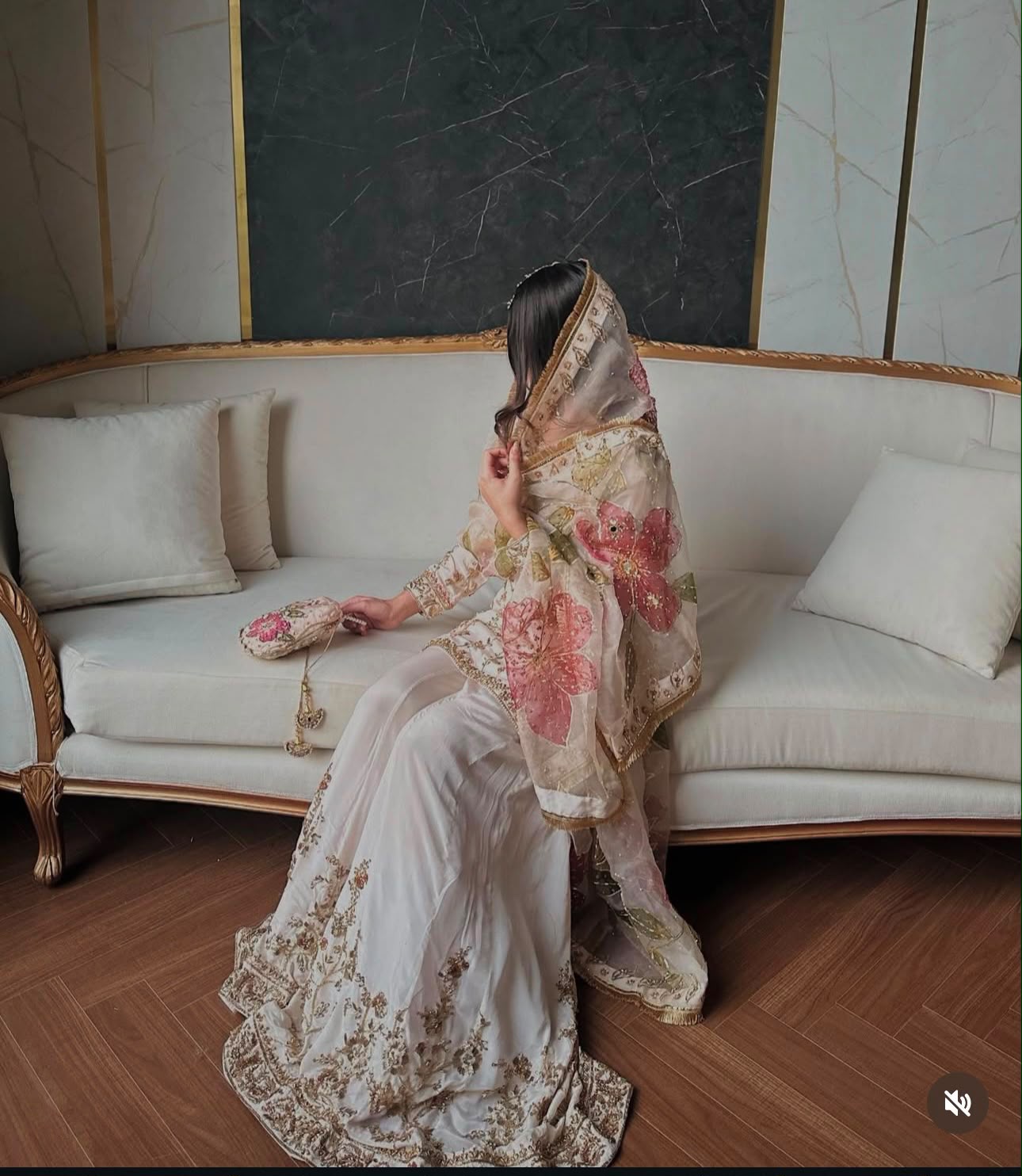 off white sarara  Cinon Silk & Dupatta Set🏃🏾‍♀️‍➡️🏃🏾‍♀️‍➡️